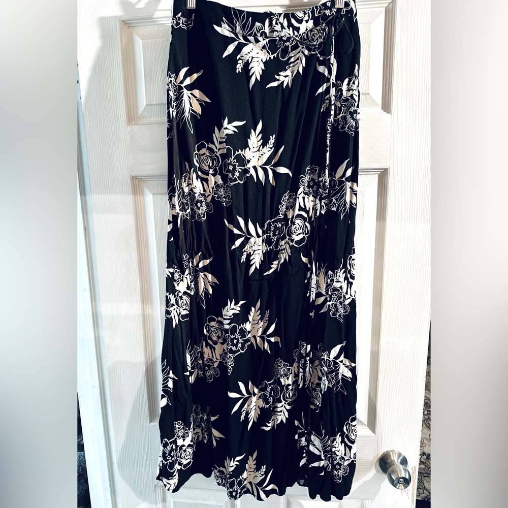 Pretty wrap like skirt. Black with off white flower print xhileration Size L